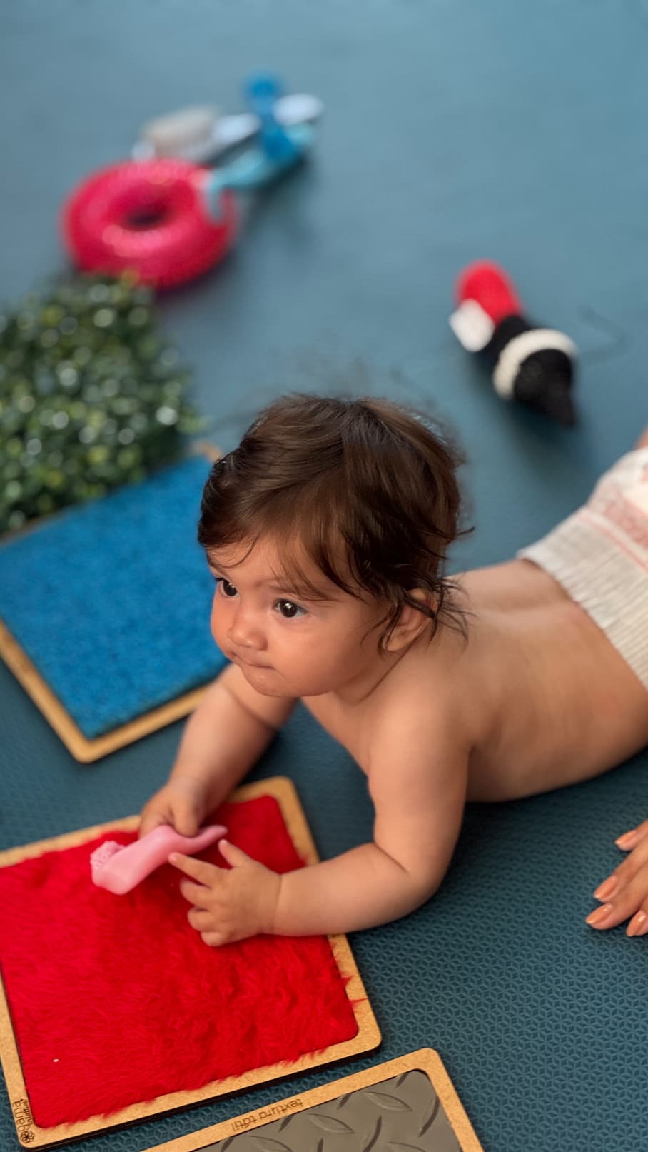 Bebê brincando em tapete sensorial